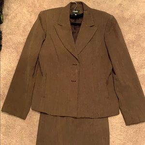 Brown patterned suit w/matching blouses.